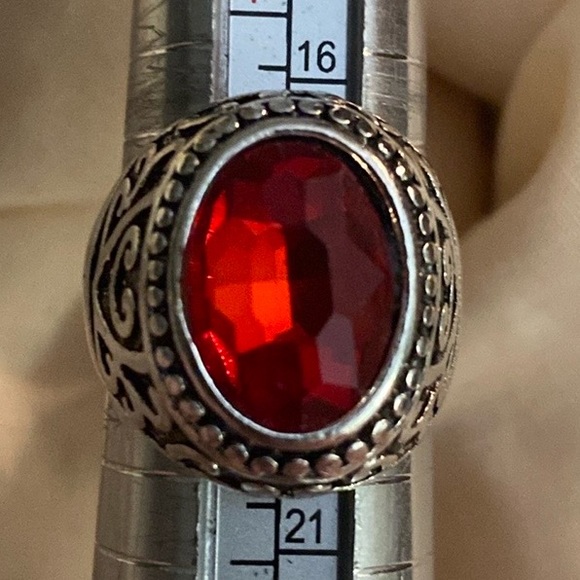 Silvertone Men’s Ring: Celtic-Inspired Filigree Design w/Red Oval Stone - Size 8 - Picture 5 of 11